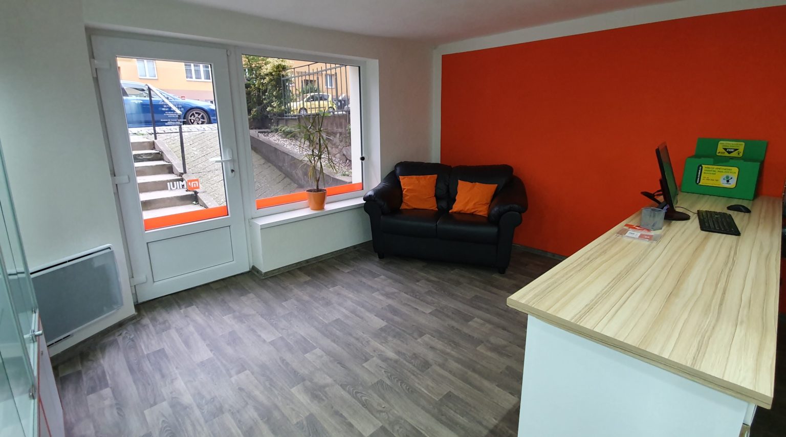 Interiér servisu MiPoint Brno - čekací zóna pro zákazníky